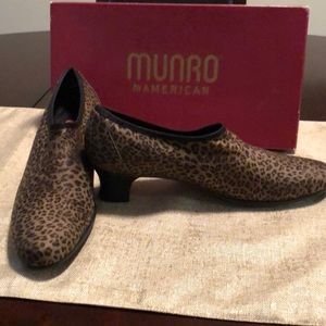 Munro Leopard print stretch shoes